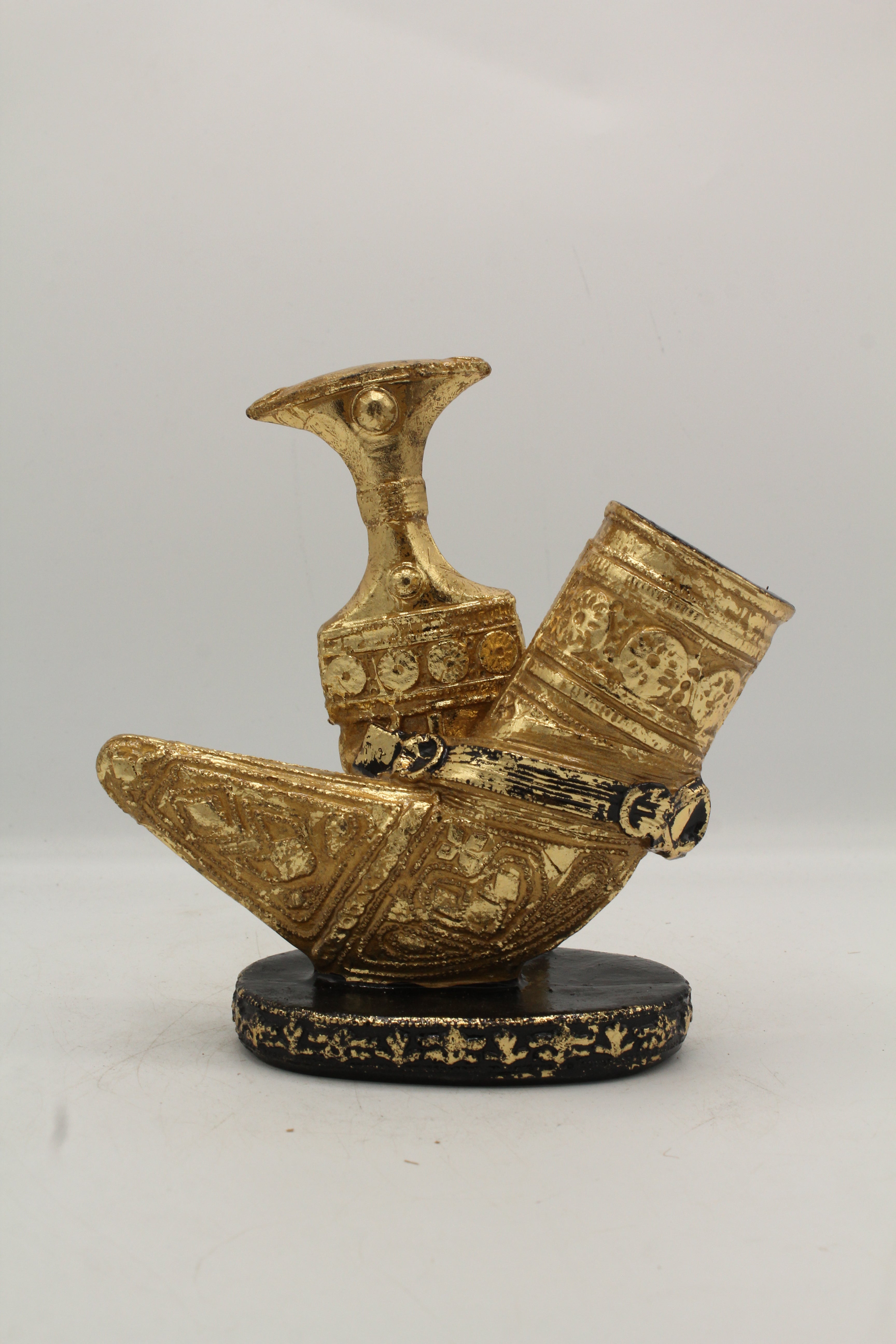 Embossed Arabian Dagger Accent