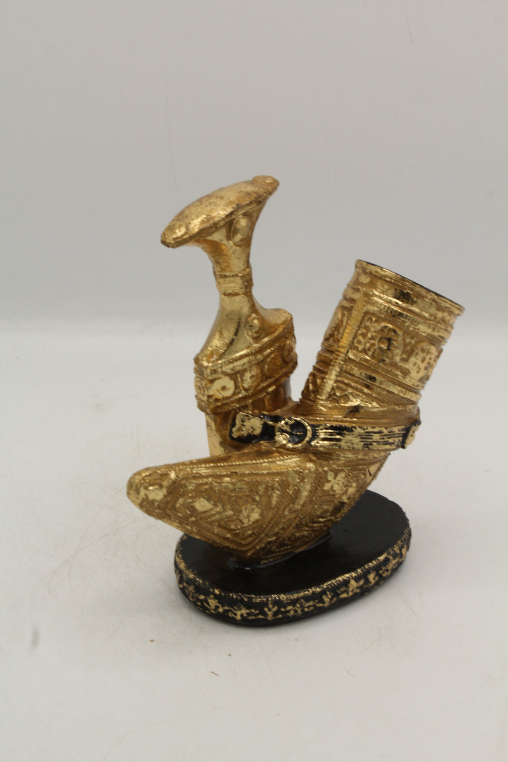 Embossed Arabian Dagger Accent