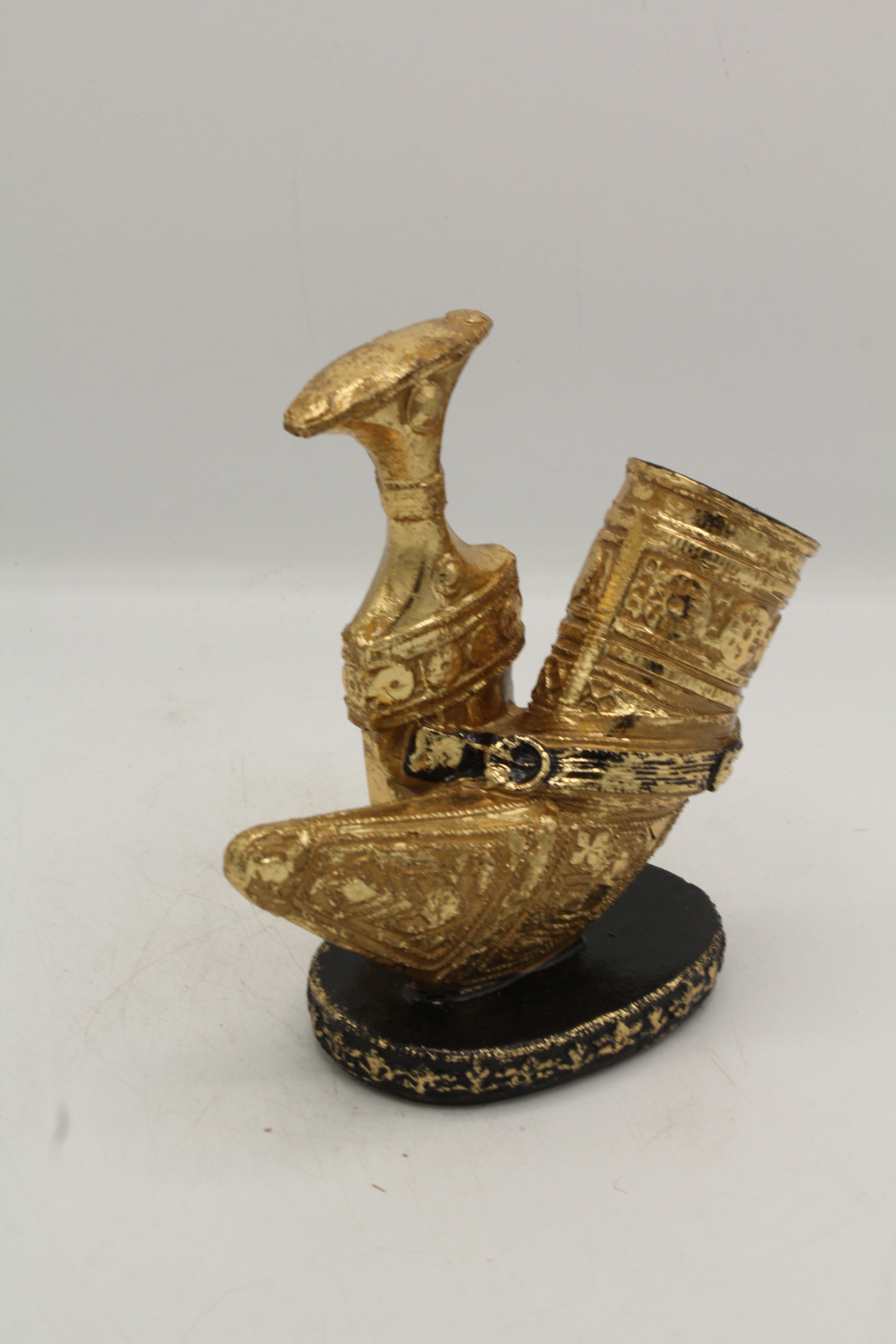 Embossed Arabian Dagger Accent